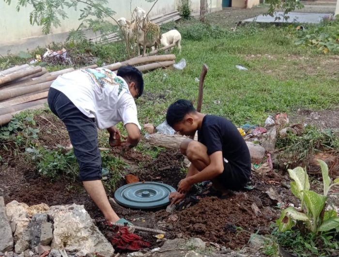 Mahasiswa KKN Unsoed Memasang Home Decomposter di Pekarangan Warga Desa Harjodowo: Solusi Berkelanjutan untuk Pengelolaan Sampah 01