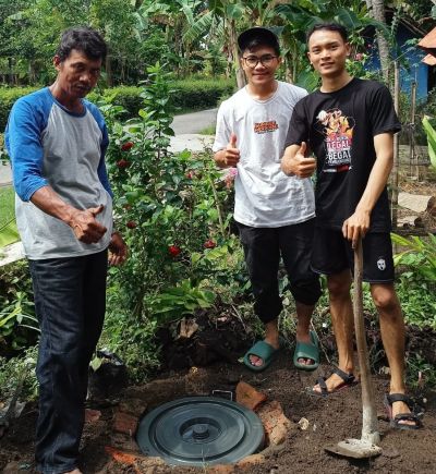 Mahasiswa KKN Unsoed Memasang Home Decomposter di Pekarangan Warga Desa Harjodowo: Solusi Berkelanjutan untuk Pengelolaan Sampah